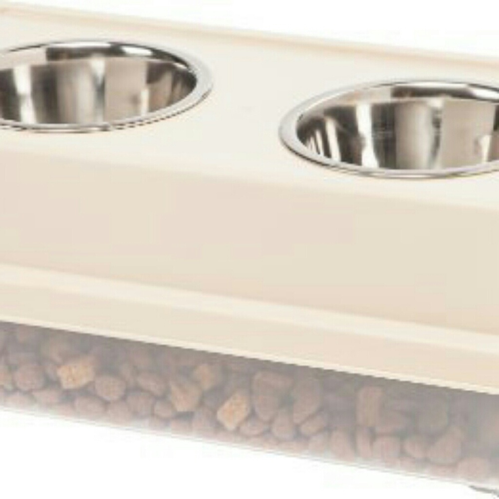 Airtight elevated storage feeder